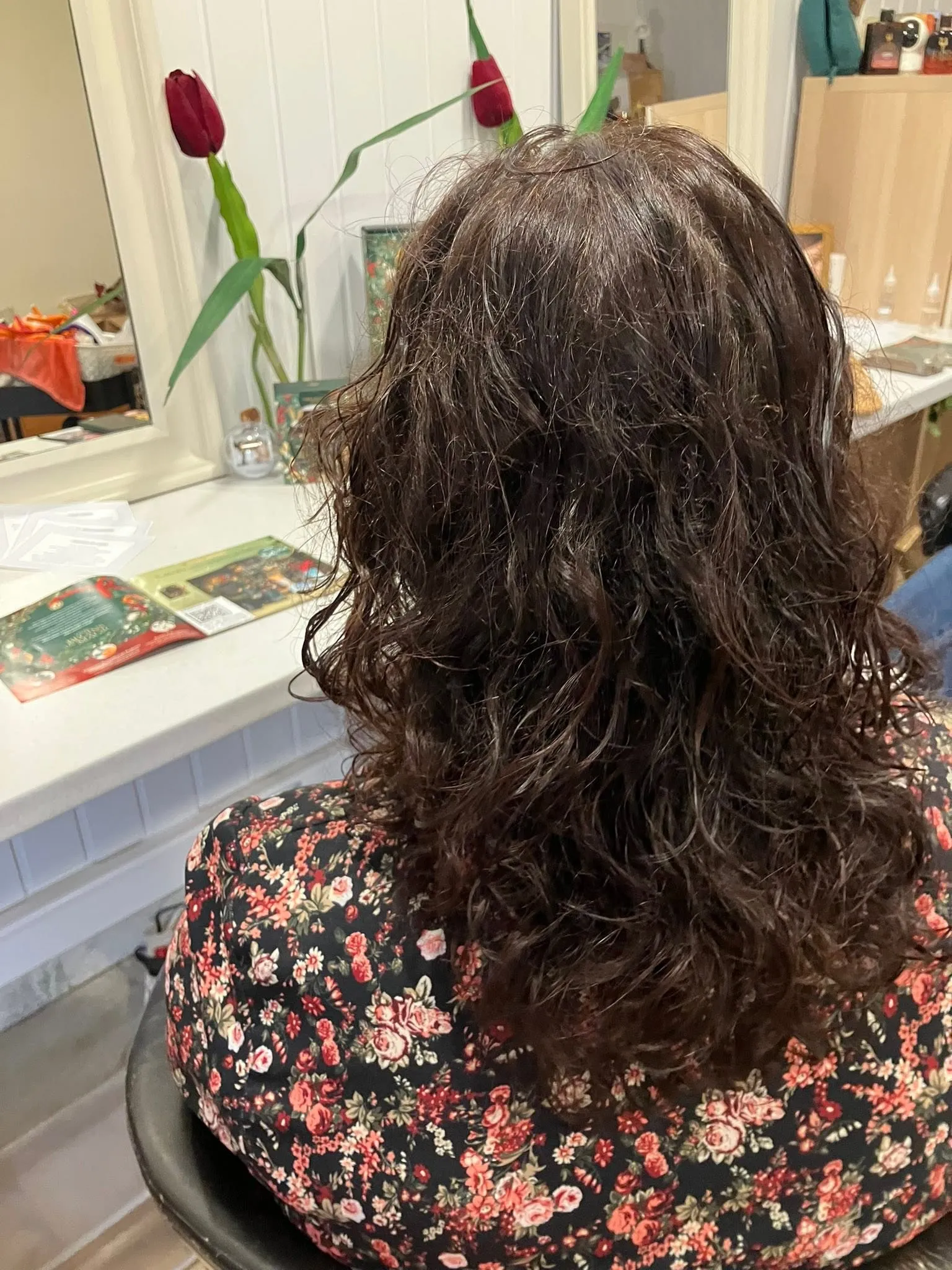 Cabelo castanho aos caracóis, trabalhado no salão